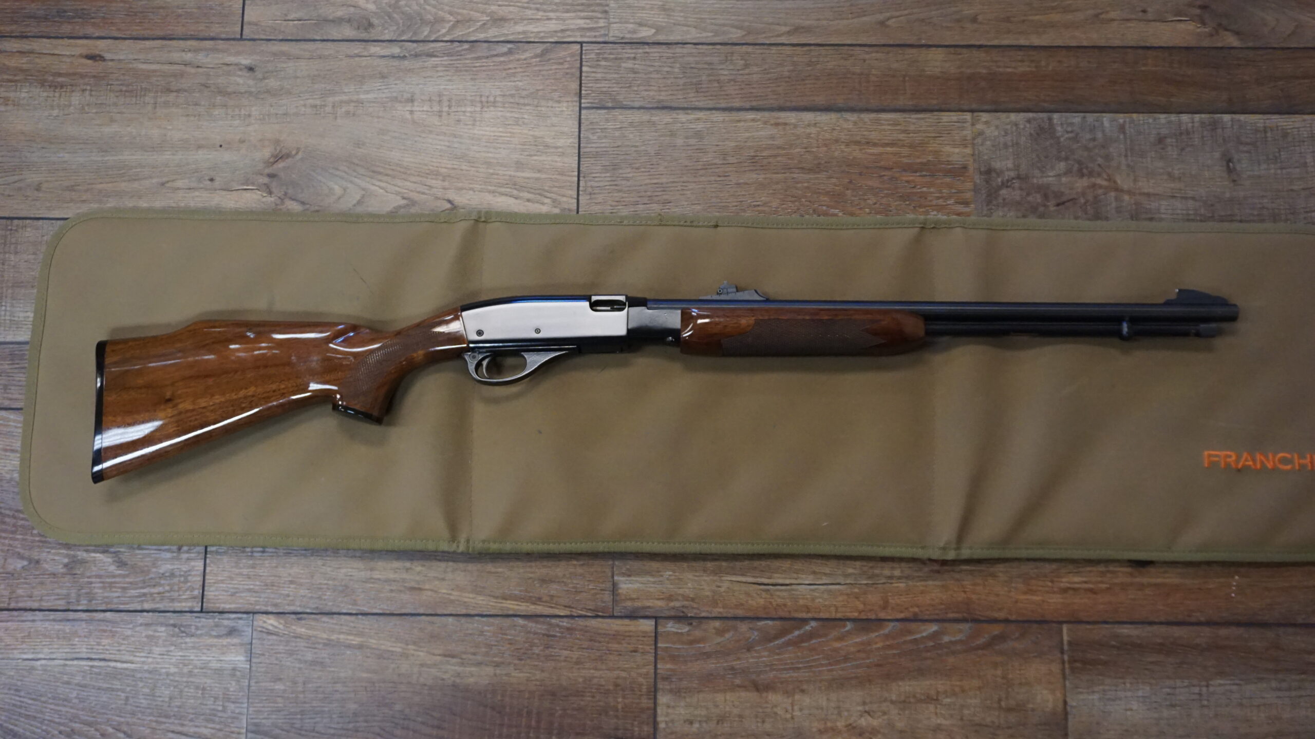 Remington 572 Fieldmaster .22 LR pump-action rifle 22" barrel with sharp checkering and original box — used excellent